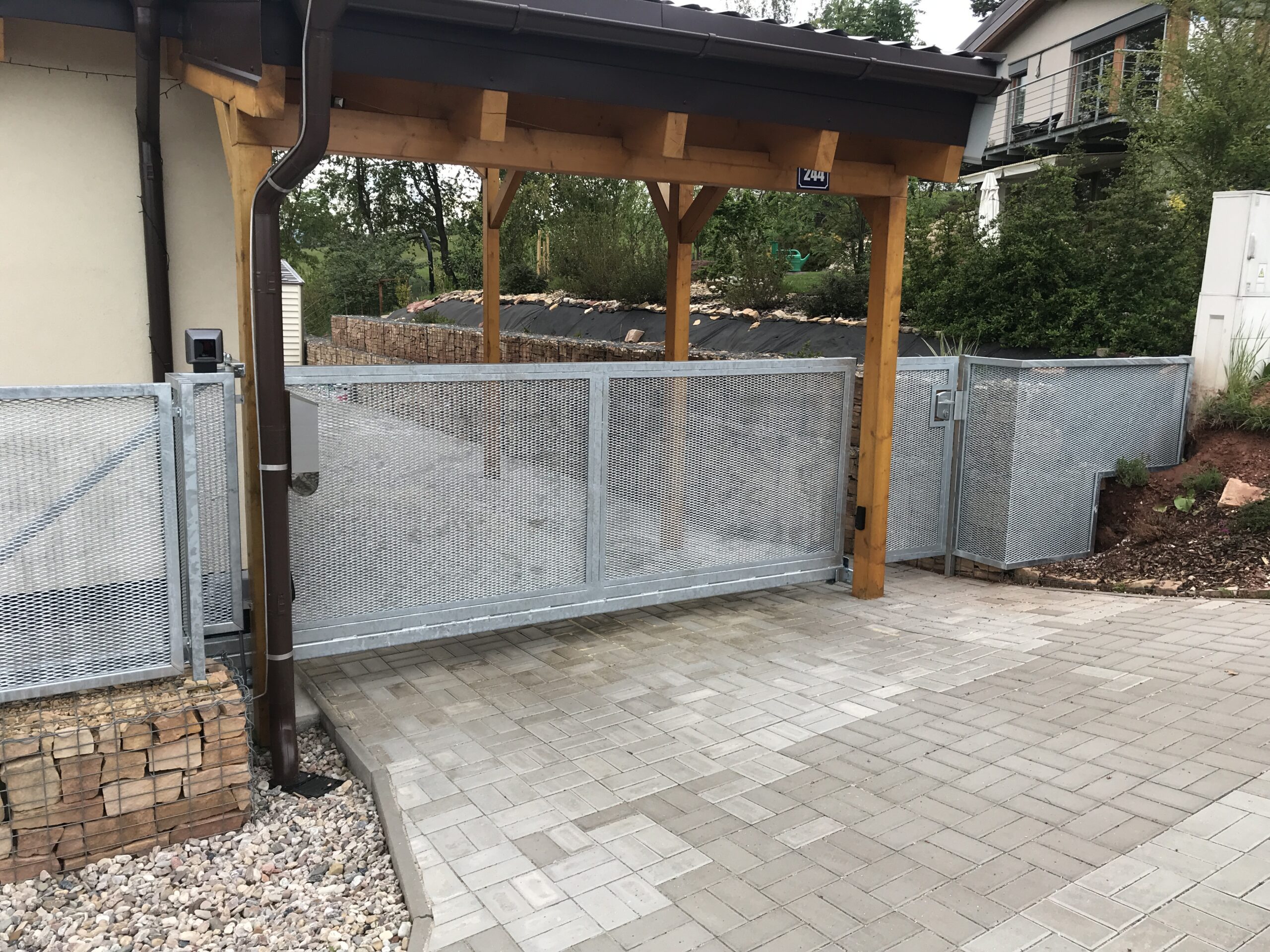 Posuvná brána s plotem