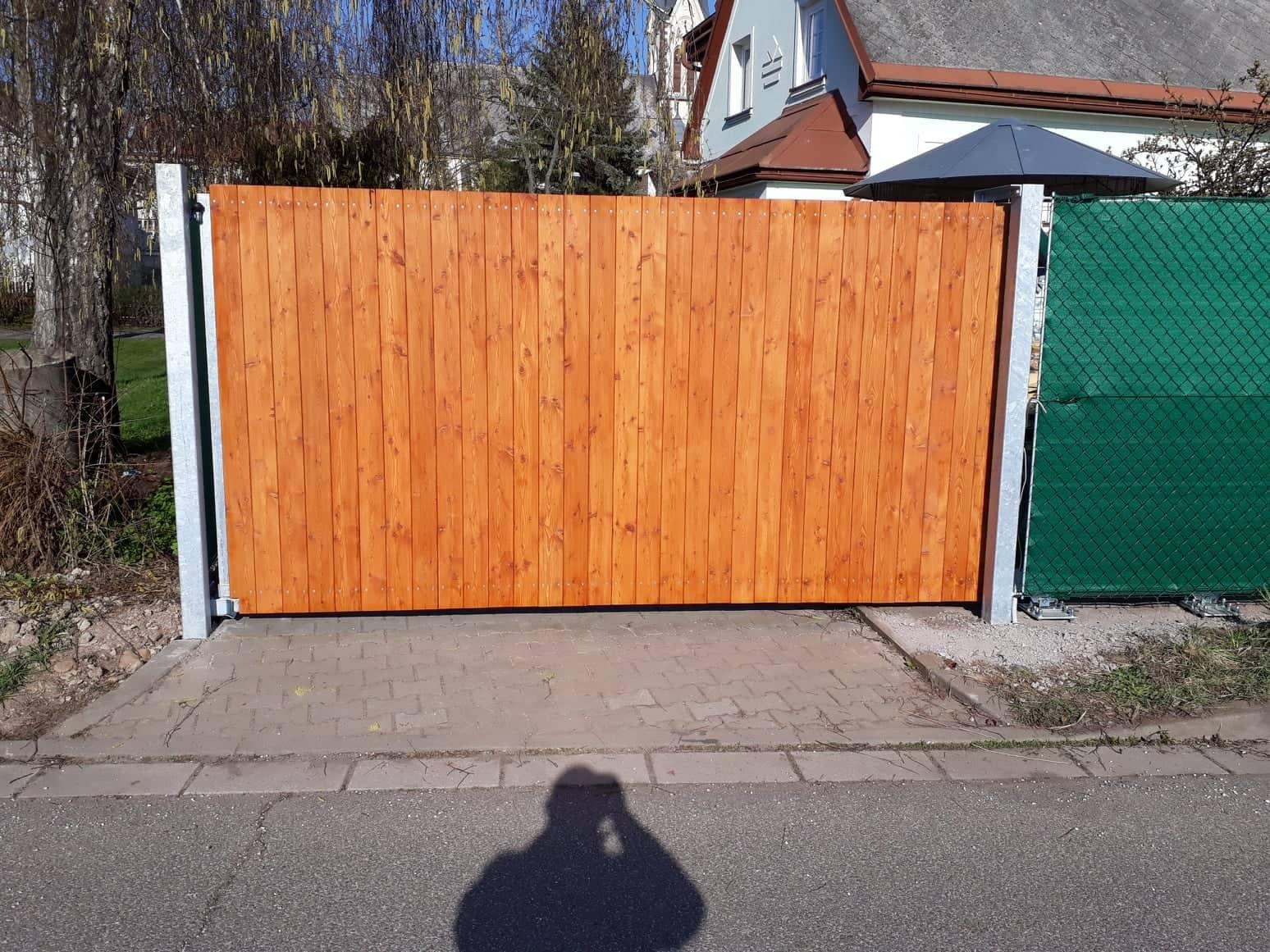 Kovová brána s dřevěnou výplní