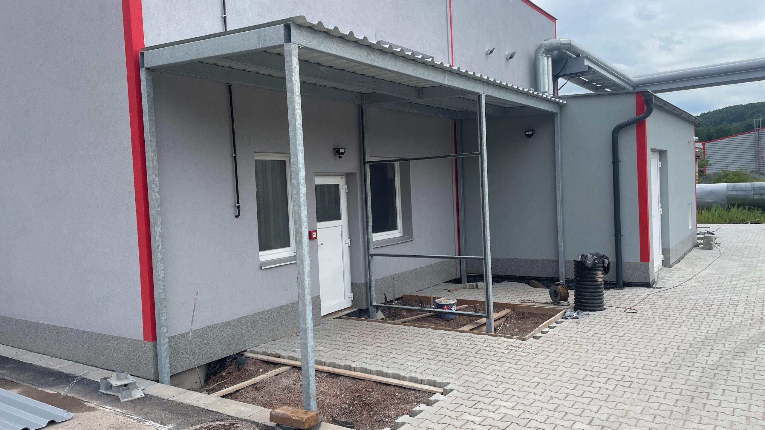 Kovový přístřešek